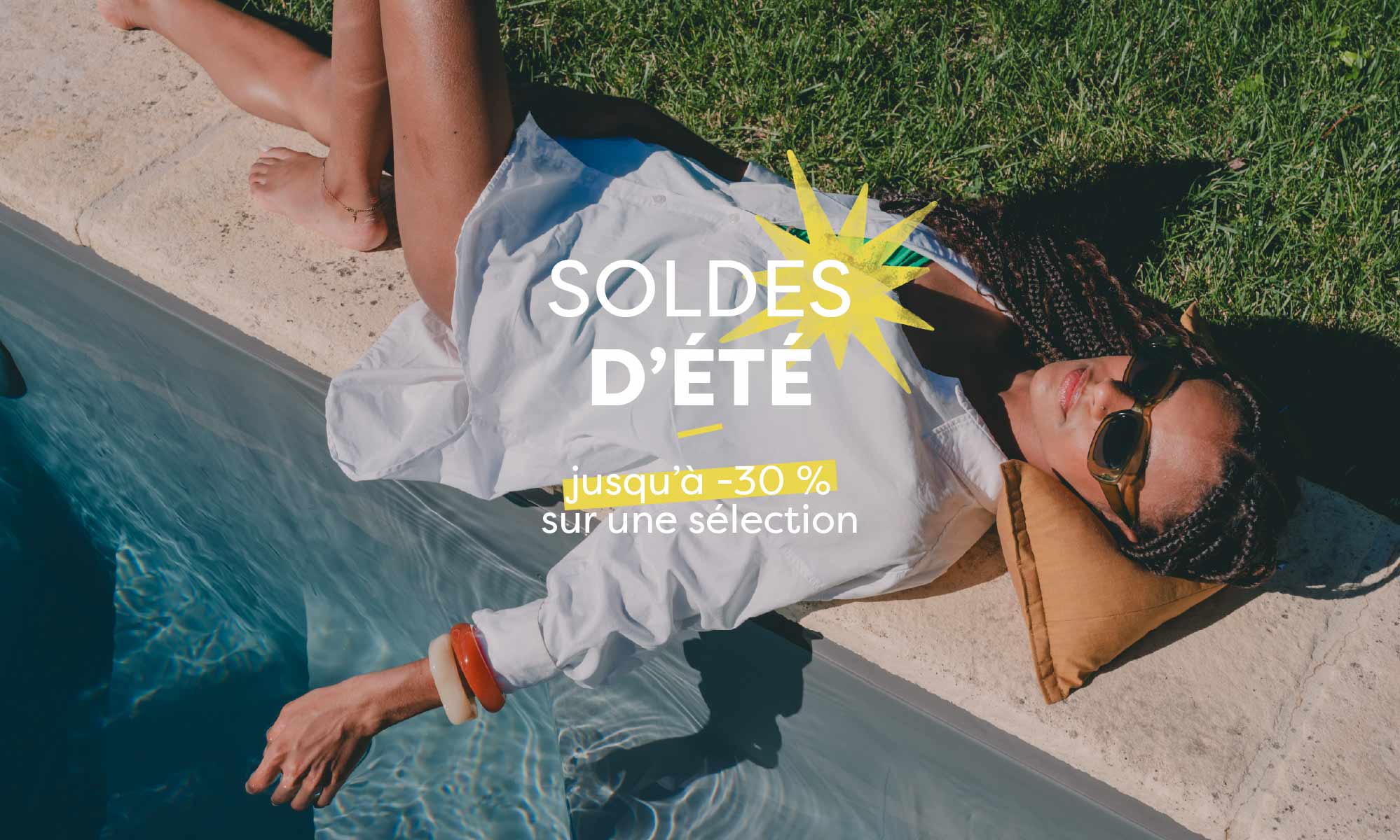 Soldes d'été - femme allongée en bord de piscine