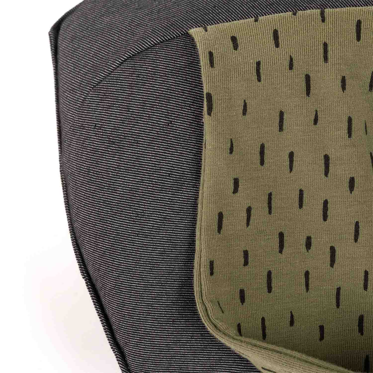 Détail du coussin de voyage avec masque pour les yeux intégré, gris anthracite et vert kaki