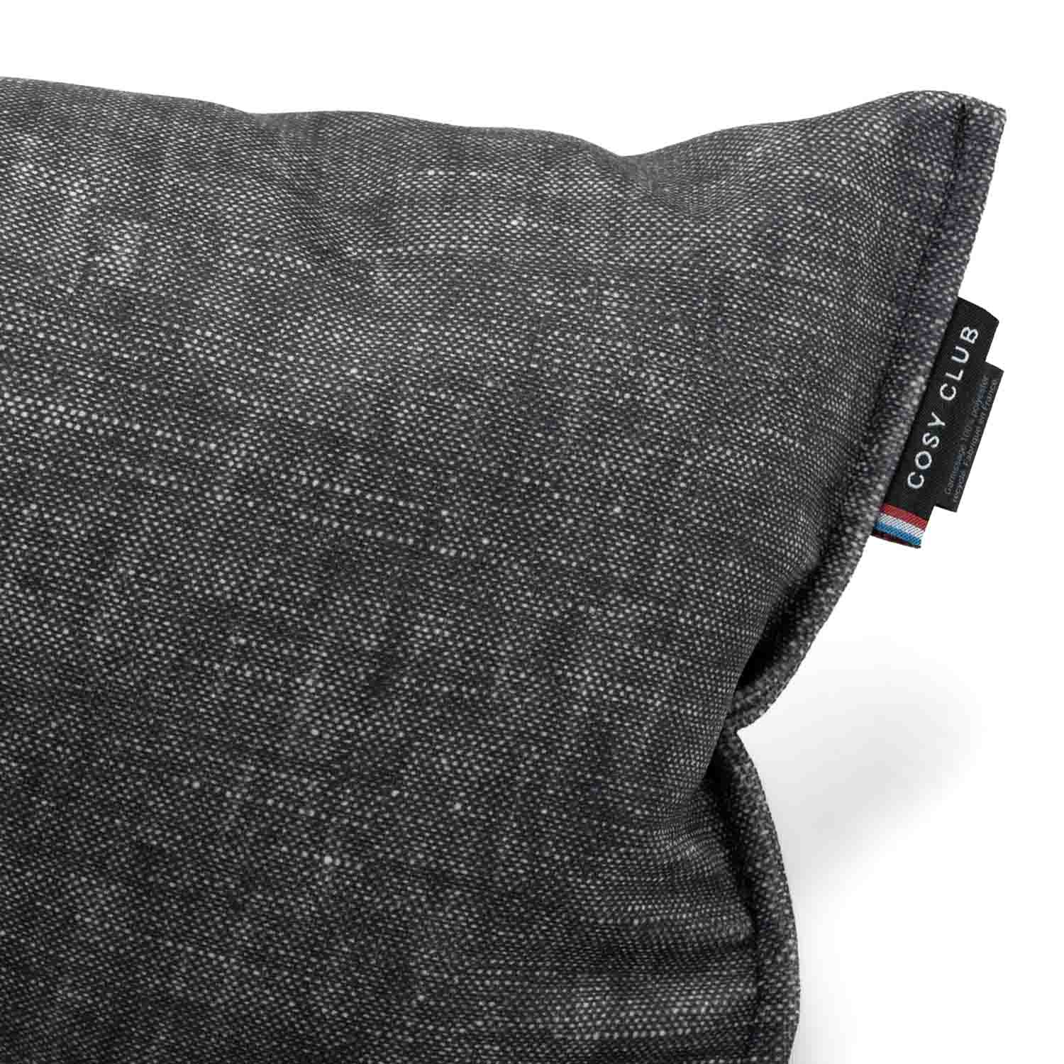 Détail coussin cervical en velours gris anthracite