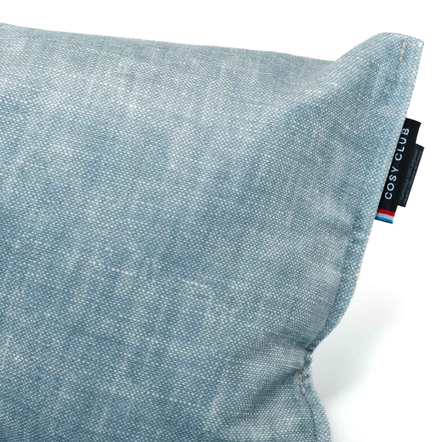 Détail d'un coussin cervical en velours bleu clair