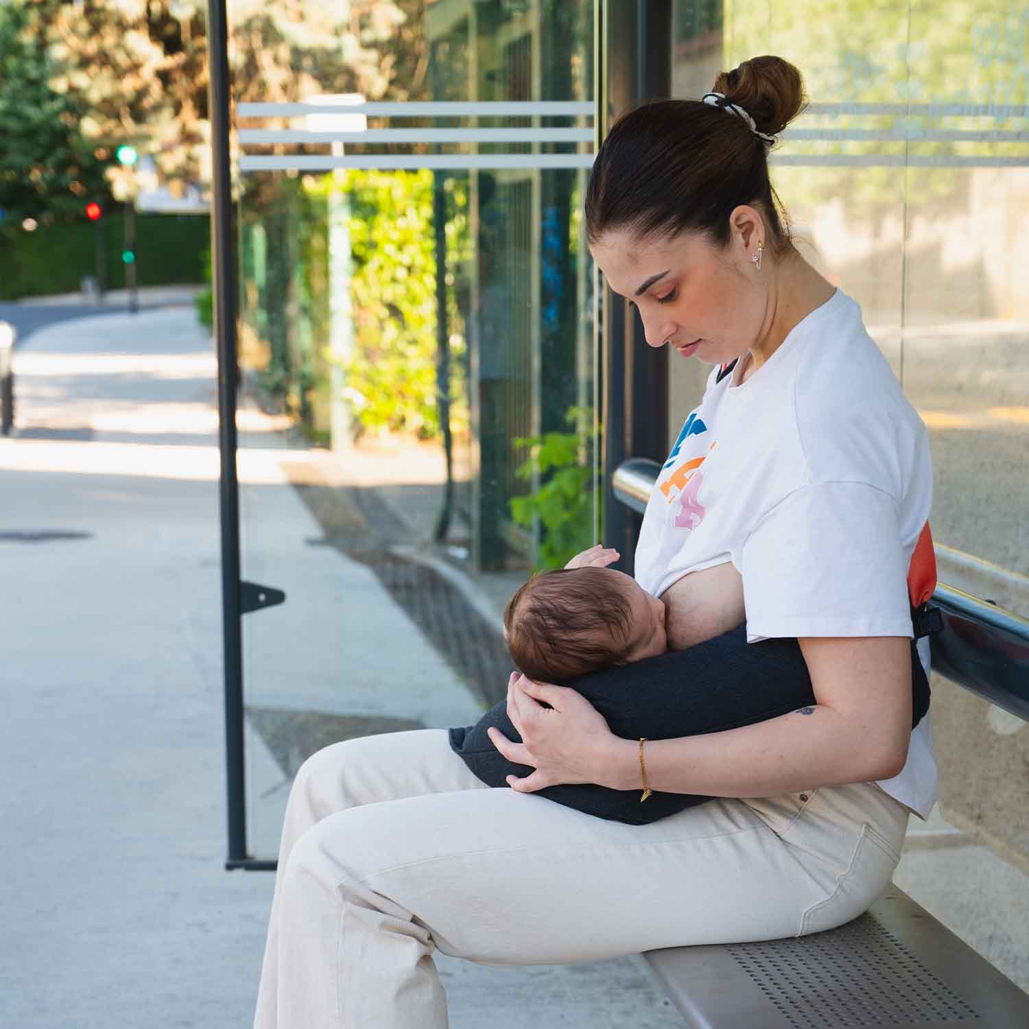 Nursing pillow with purple strap · DUOH!