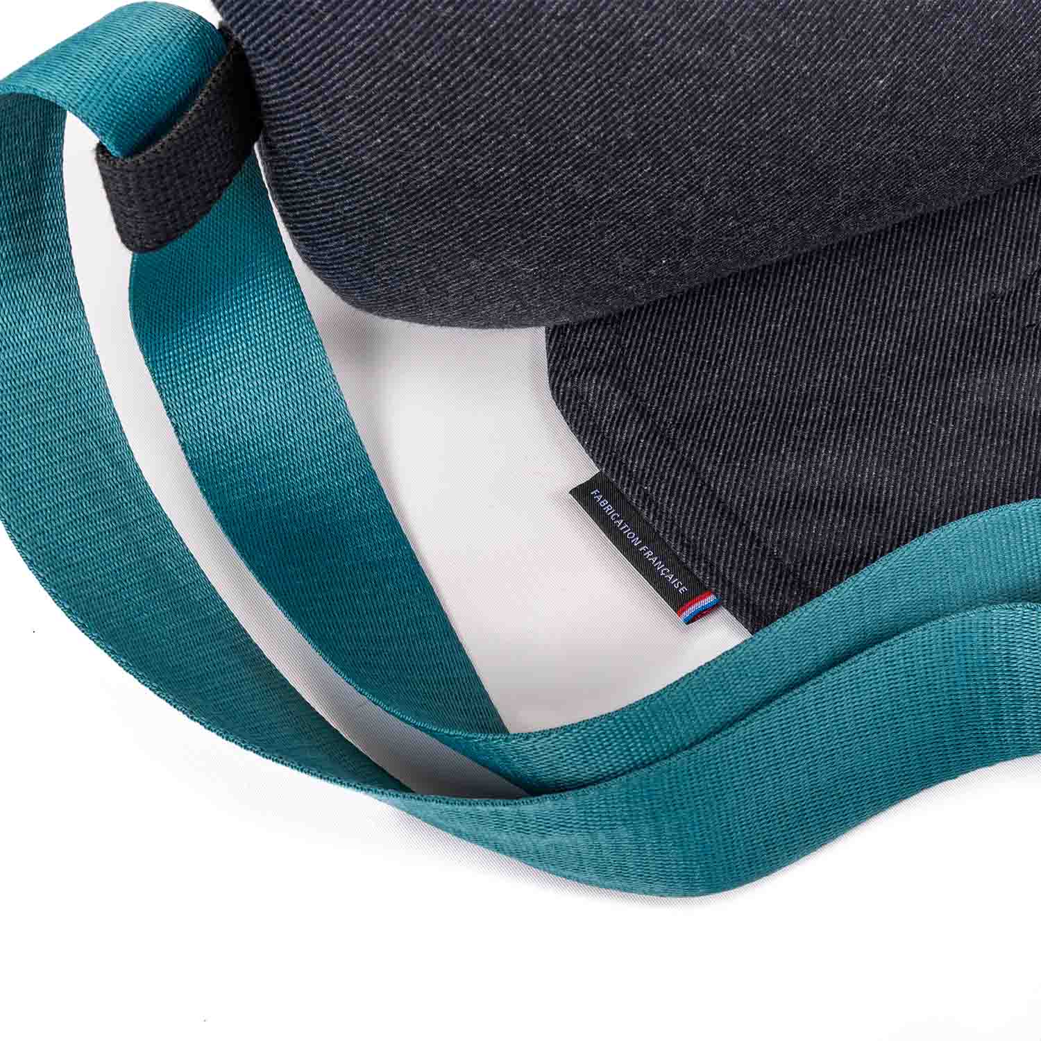 Stillkissen mit pfauenblauem Riemen · DUOH!