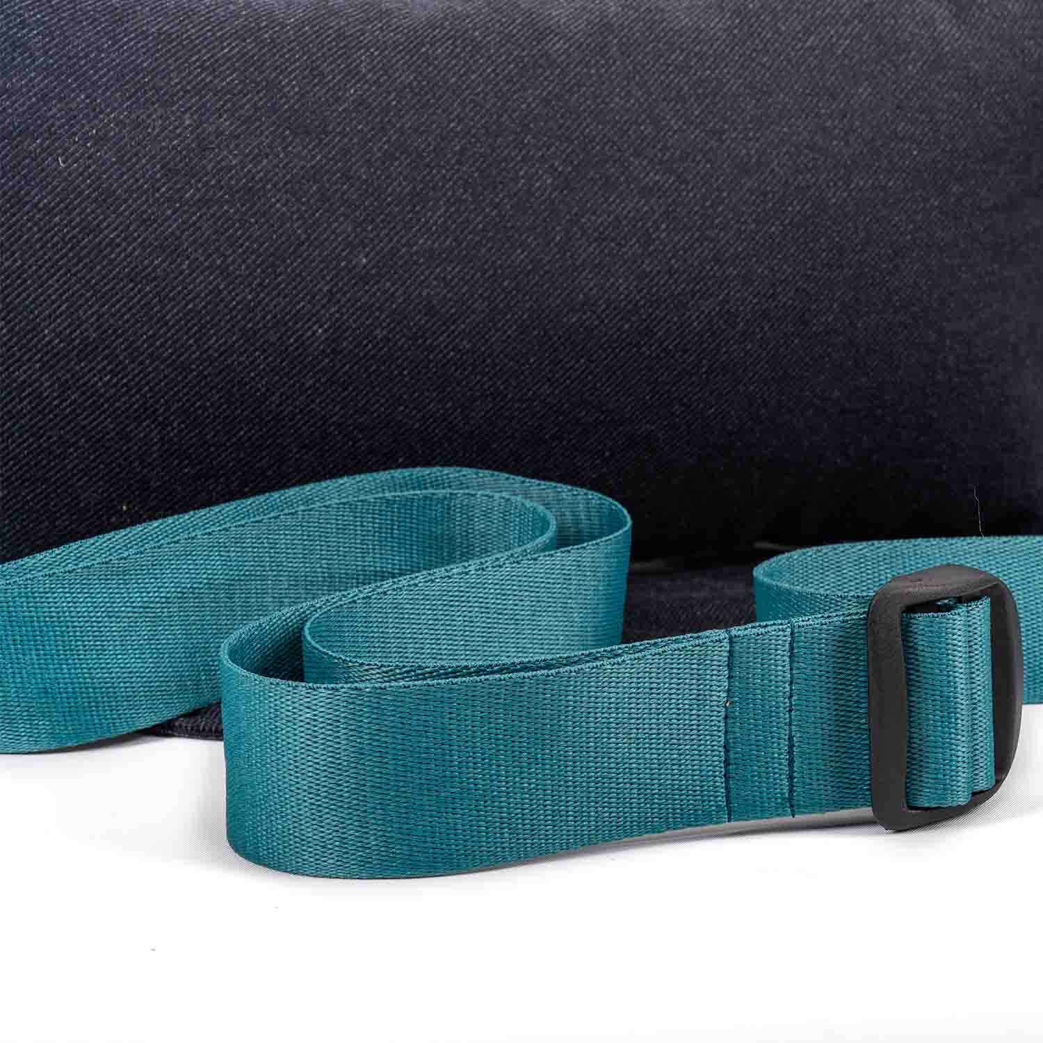 Stillkissen mit pfauenblauem Riemen · DUOH!