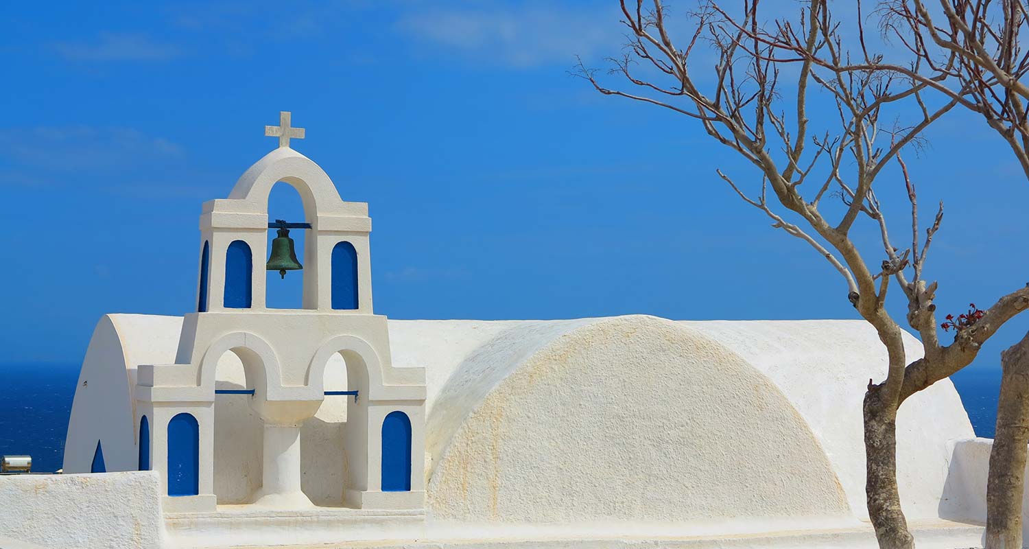 Clocher d'église blanche et bleue en Grèce