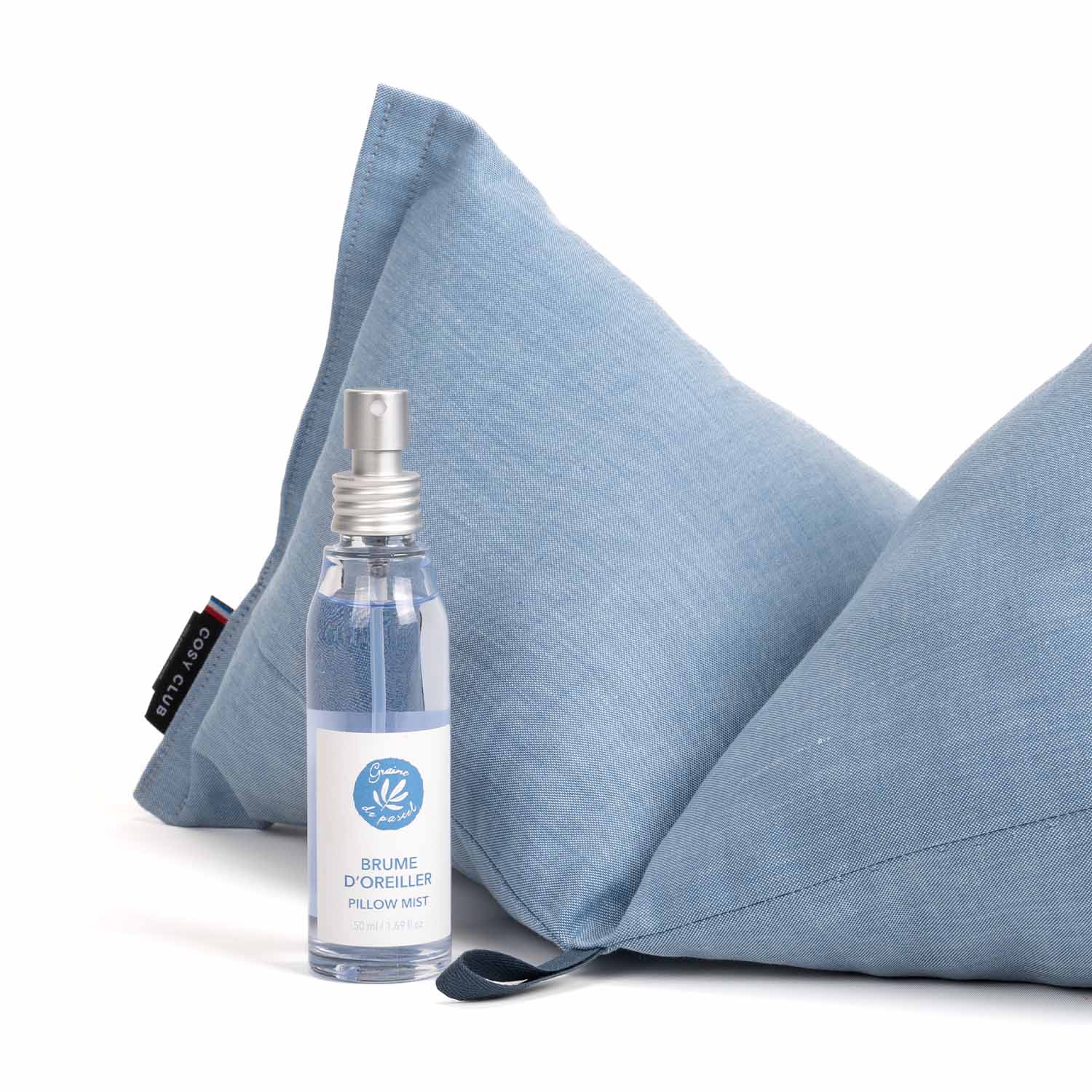 Pack coussin cervical Cosy Club bleu pastel et brume d'oreiller de la marque Graine de Pastel. Cadeau idéal pour la fête des mères.