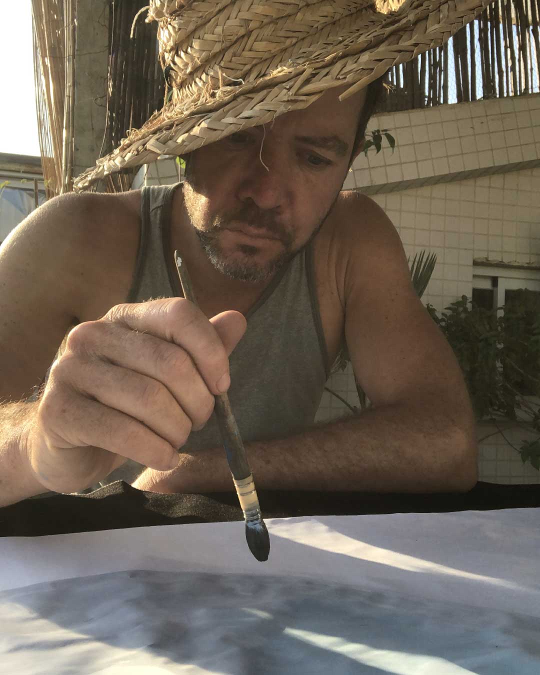 Julien Roux, illustrateur, en train de réaliser une aquarelle.