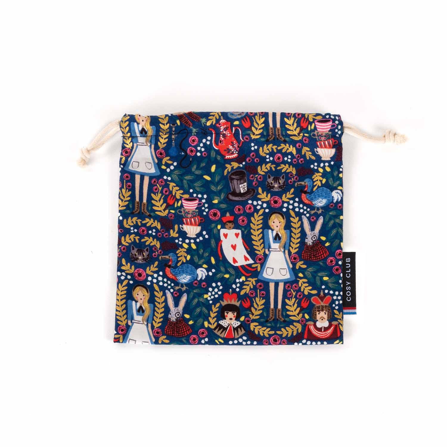 Pochon en tissu, motif "Alice au pays des Merveilles", fabriqué en France, idéal pour transporter son passeport et pièce d'identité en voyage ou pour le gouter des enfants à l'école. Confectionné dans des chutes de tissu.