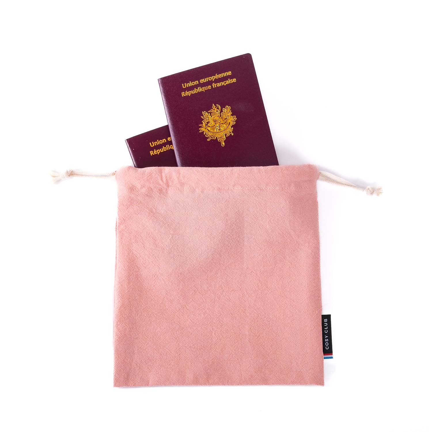 Pochon en tissu, coloris rose, fabriqué en France, idéal pour transporter son passeport et pièce d'identité en voyage.