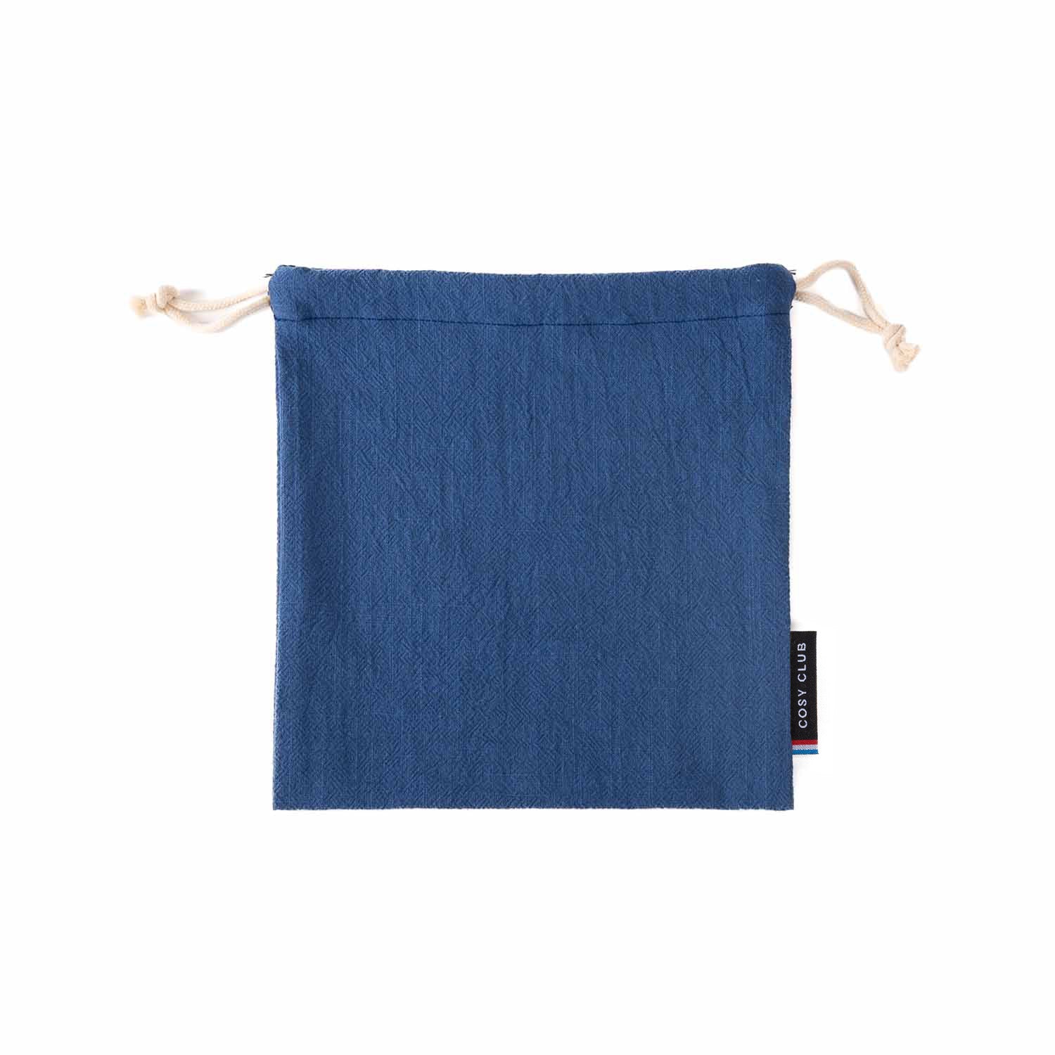 Pochon en tissu, coloris bleu, fabriqué en France, idéal pour transporter son passeport et pièce d'identité en voyage ou pour le gouter des enfants à l'école. Confectionné dans des chutes de tissu.