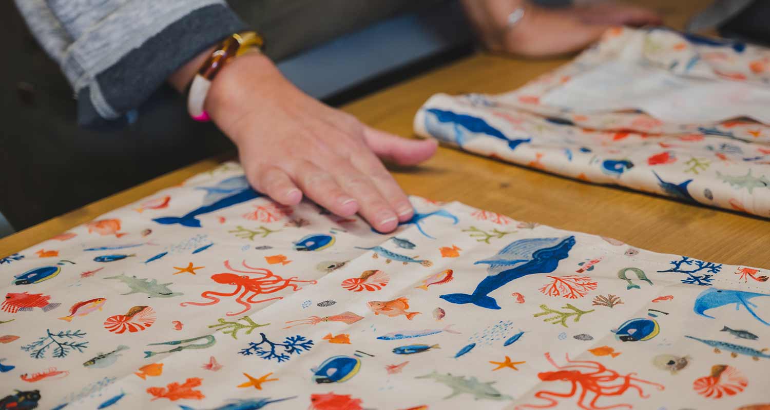 Détail de tissu motif fond marins sur table d'atelier