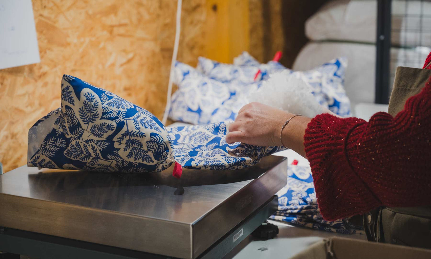 Comparatif : garnissage recyclé ou neuf pour vos coussins de voyage ?