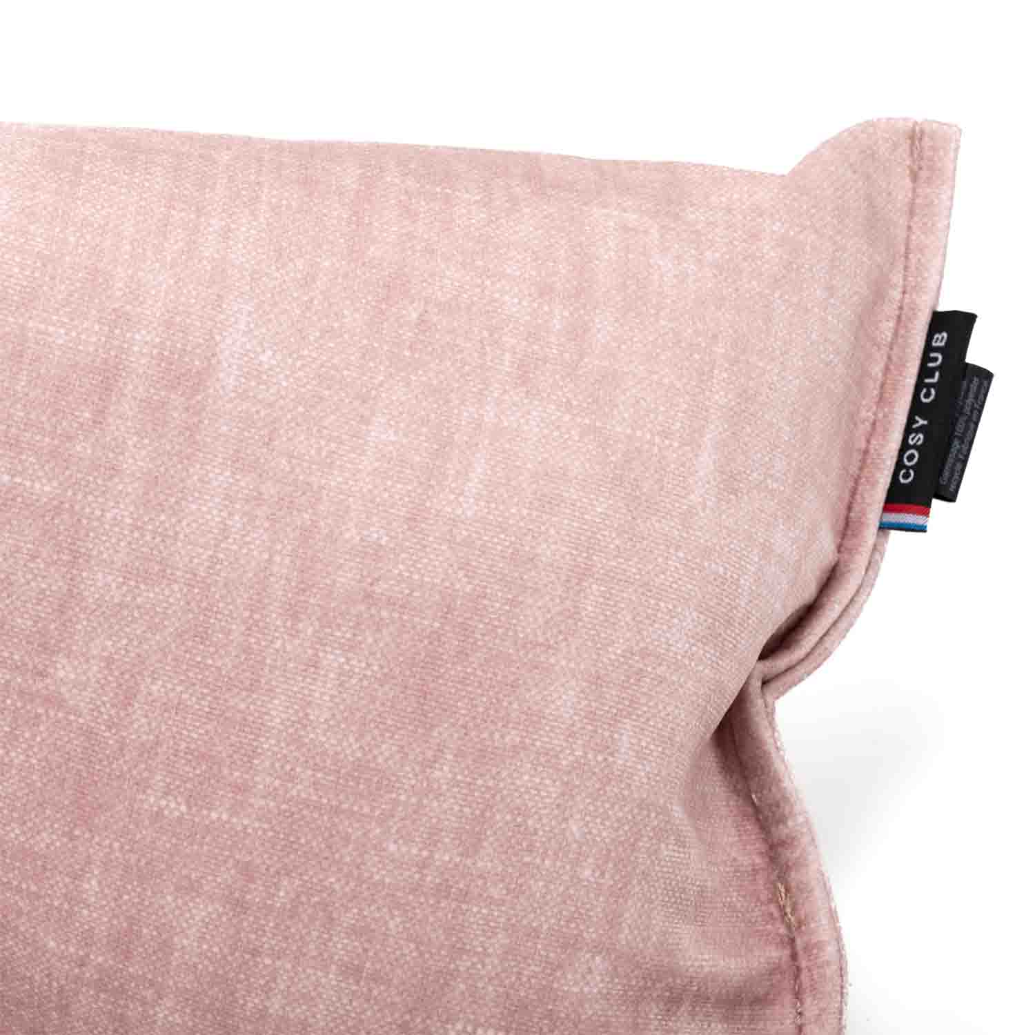Détail coussin cervical velours rose
