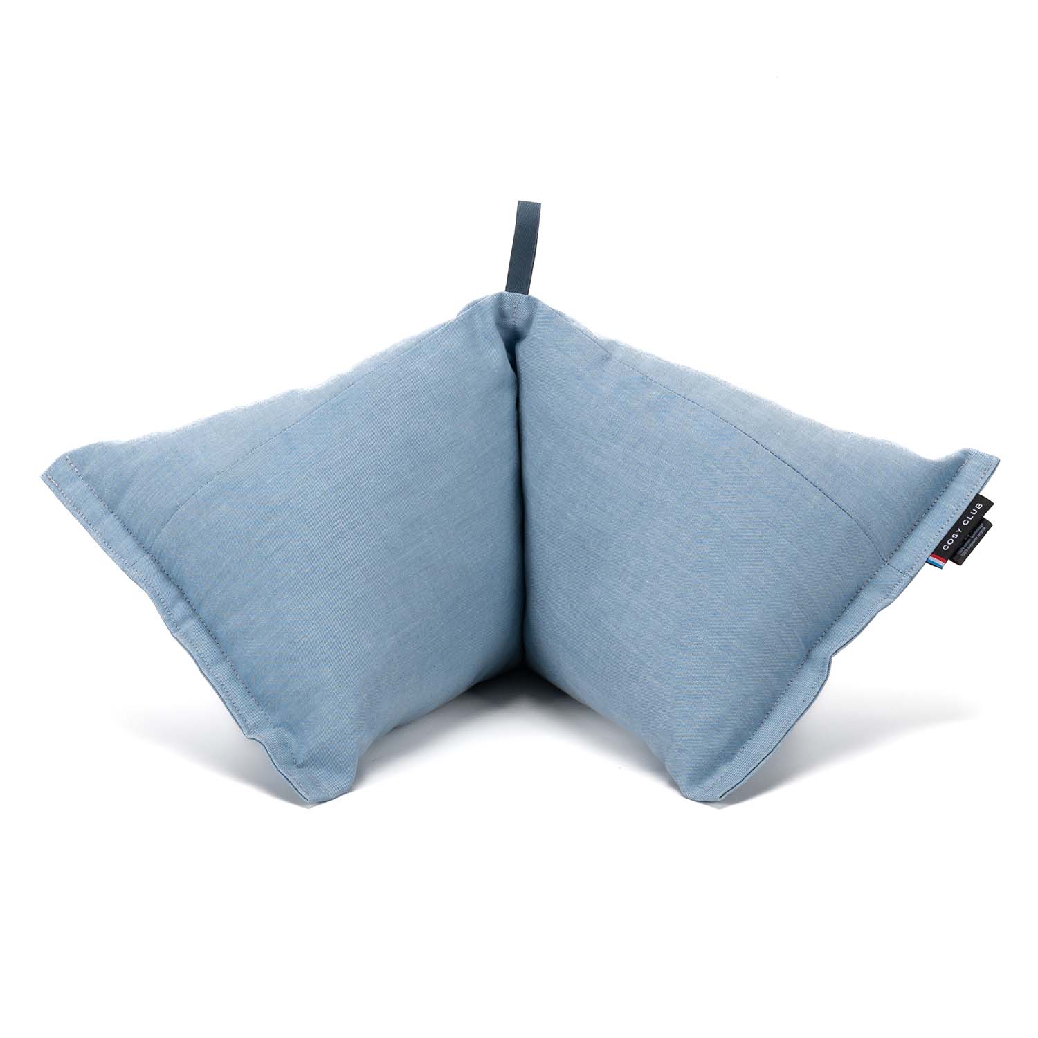 Coussin cervical bleu pastel présenté sur fond blanc de face. Coussin moelleux, garnissage d'oreiller à base de plastique collecté dans les rivières. Evite les tensions cervicales et douleurs à la nuque.