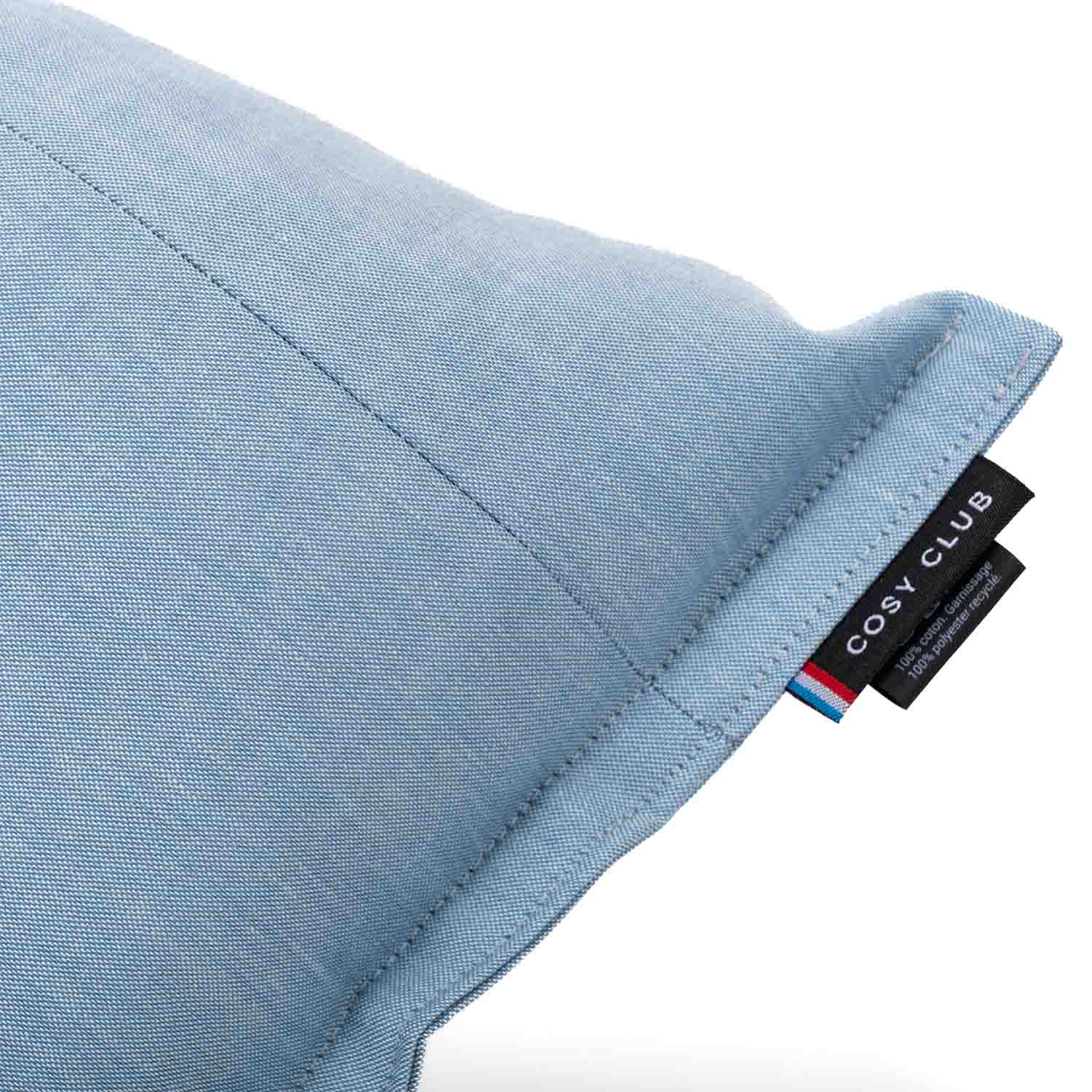 Détail d'un coussin SALVADOR de Cosy Club. Coloris bleu pastel. Confection soignée réalisé dans l'atelier de Nailloux (31).