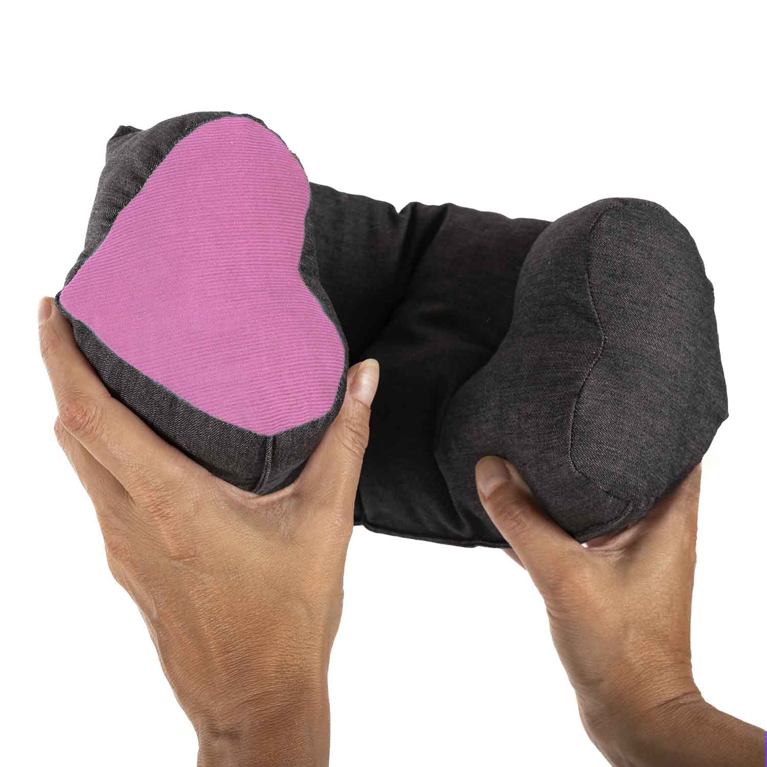 Coussin TEODOR de Cosy Club pour le maintient de la tête des enfants dans les poussettes et siège auto. Tissu gris et cœur couleur rose.