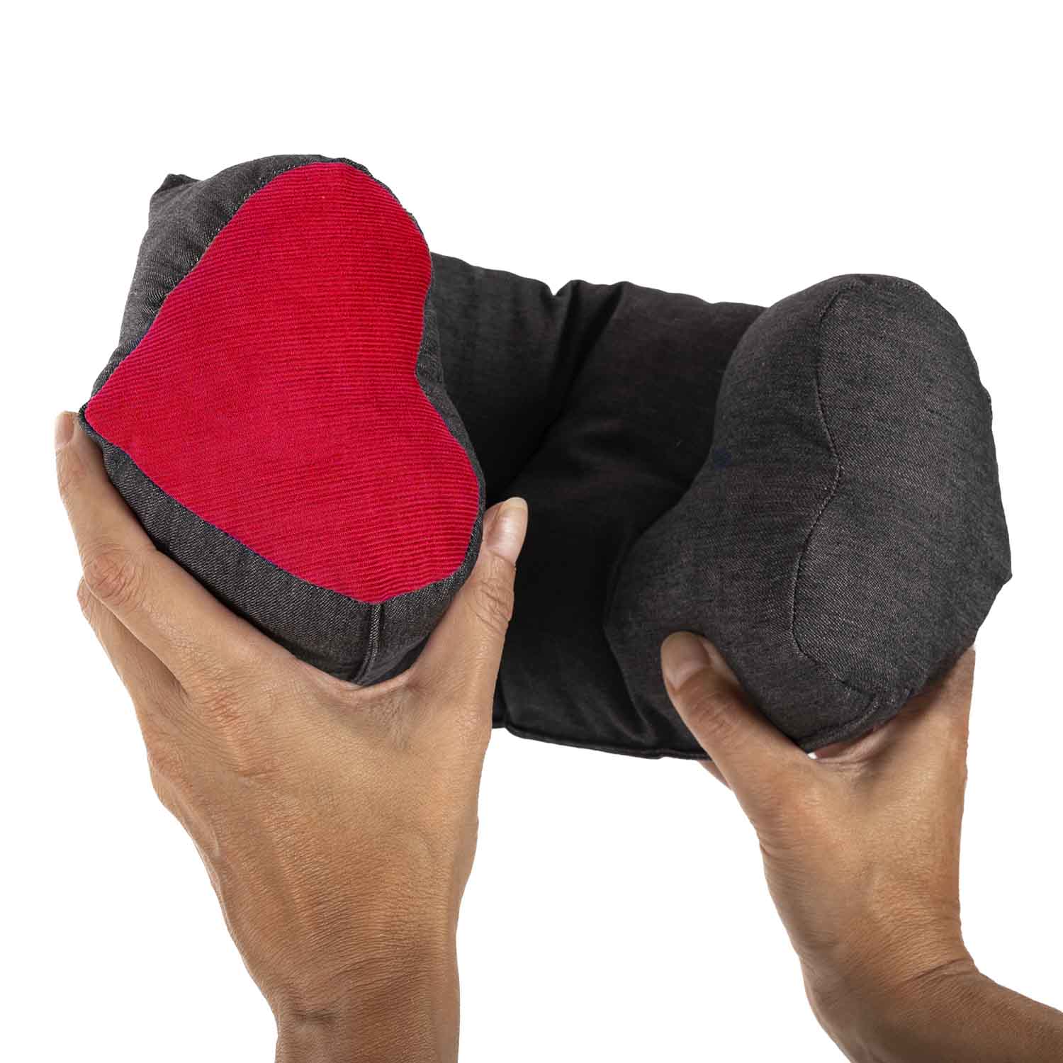 Coussin de siège auto et poussette fabriqué en France (Occitanie). Evite les cou tordu pour les tout petits. Coloris gris avec empiècement cœur rouge.
