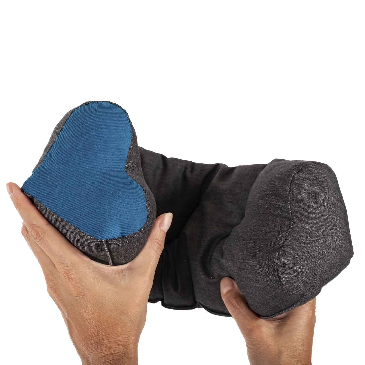 Coussin de poussette et siège auto tenue par deux mains. Le coussin est gris avec un cœur bleu d'un côté.
