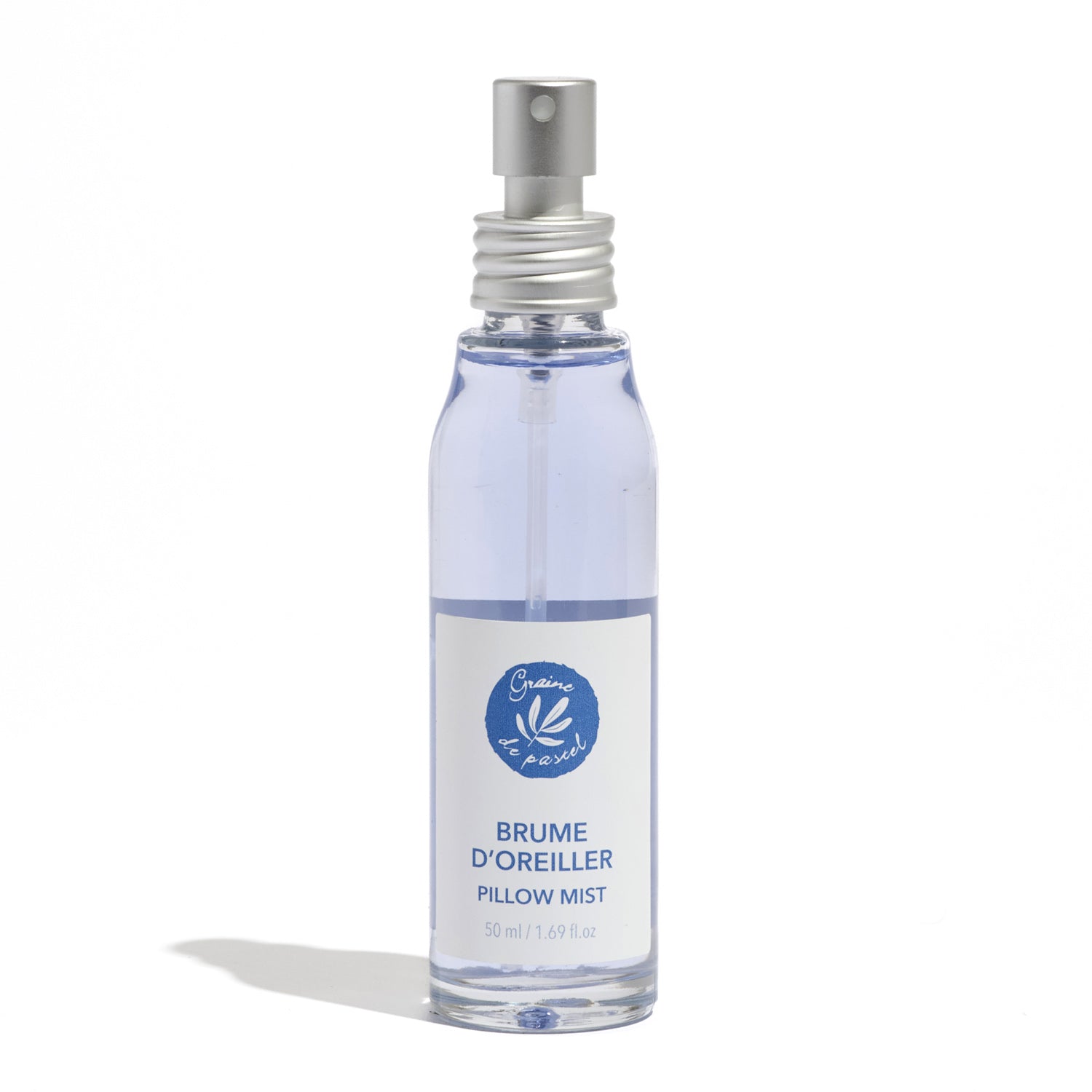 Brume d'oreiller de la marque Occitane Graine de Pastel. Flacon 50 ml présenté sur fond blanc.