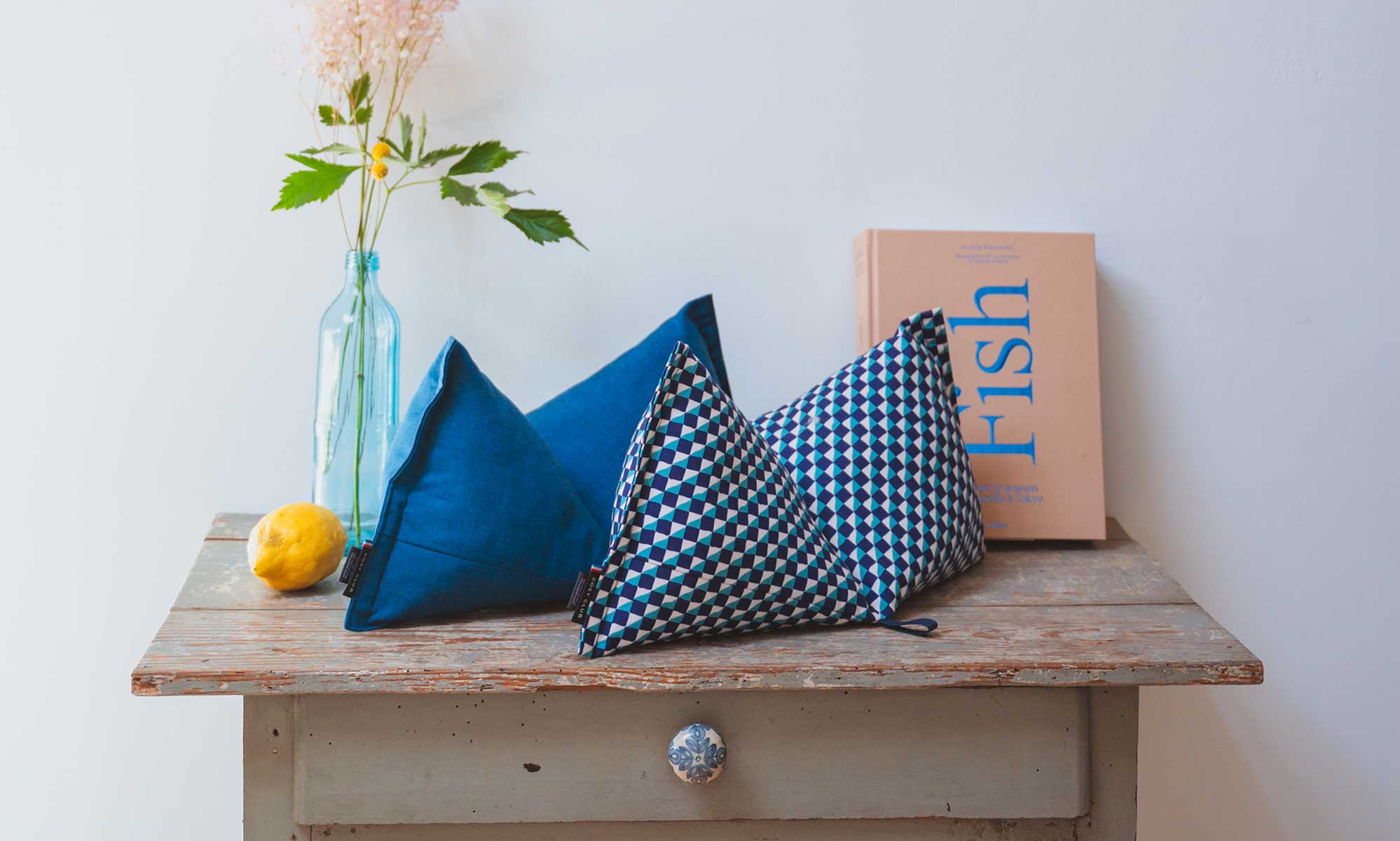 Coussin cervicaux bleu uni et bleu motif géométrique dans mise en scène esprit maison de campagne