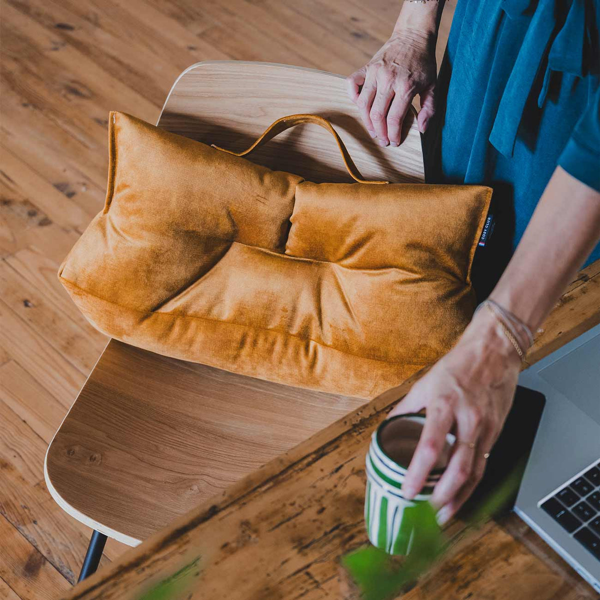 coussin lombaire jaune or posé sur chaise de télétravail