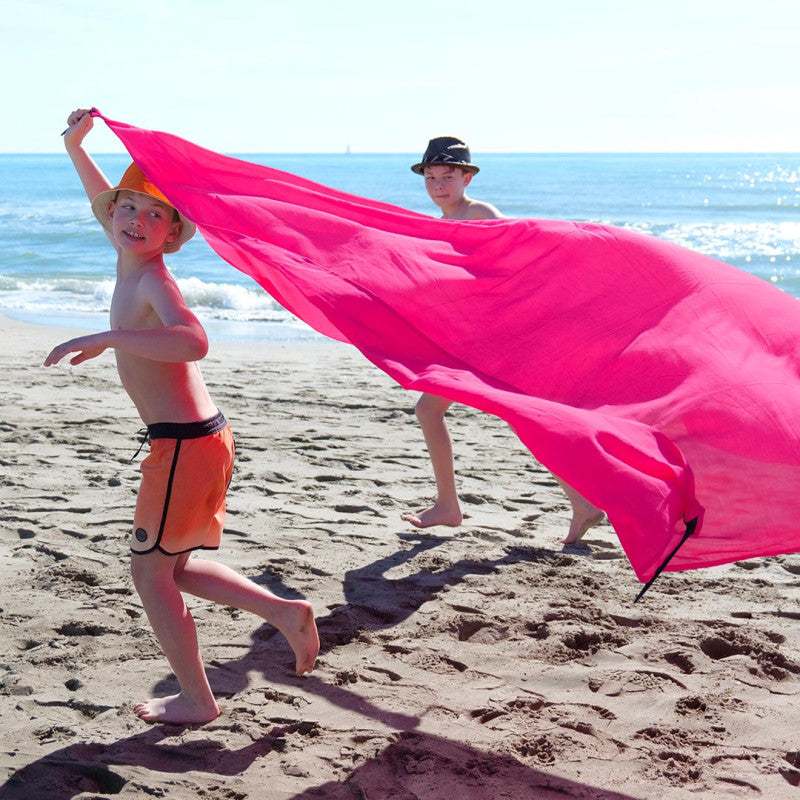 Enfants sur la plage avec drap de plage OBABA coloris rose