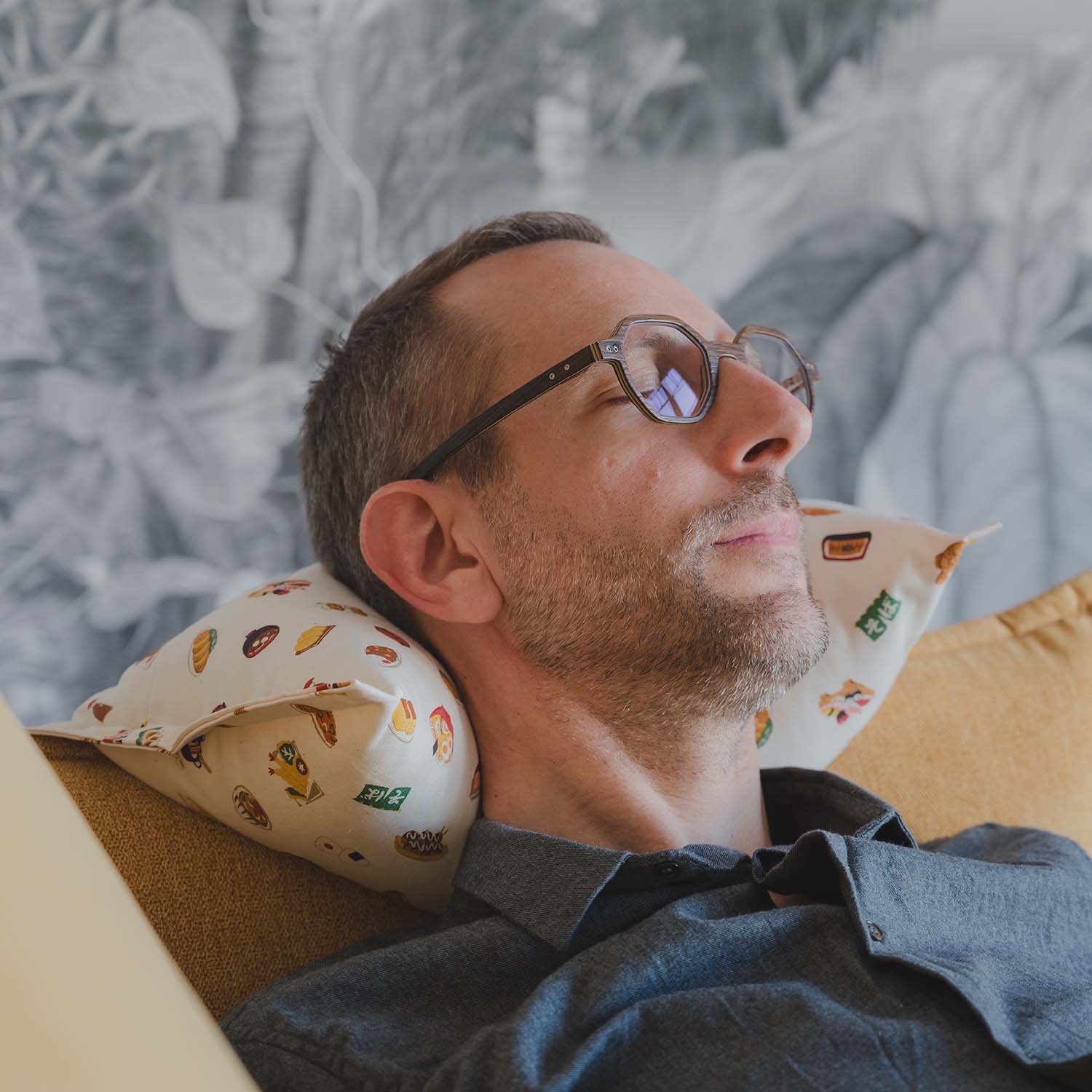 Homme faisant la sieste sur un canapé avec coussin cervival SALVADOR motif japonais